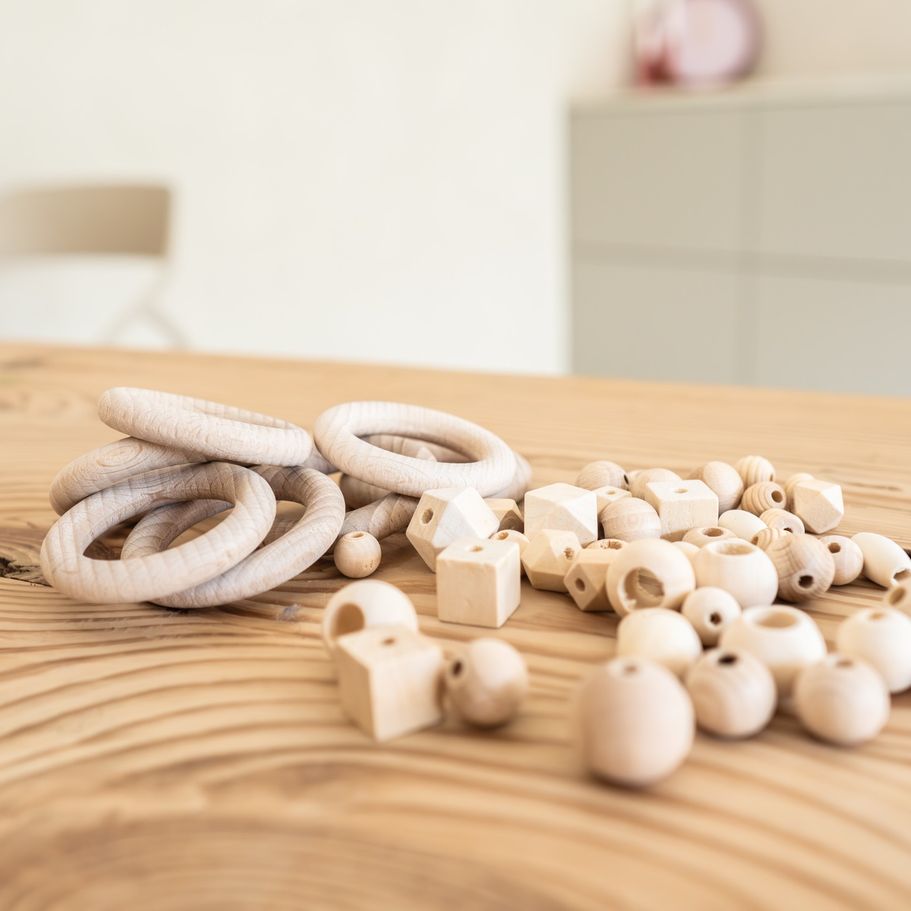 Verschiedene natürliche Holzkugeln und Holzringe in unterschiedlichen Größen, verwendet zur Herstellung handgemachter Geschenke 