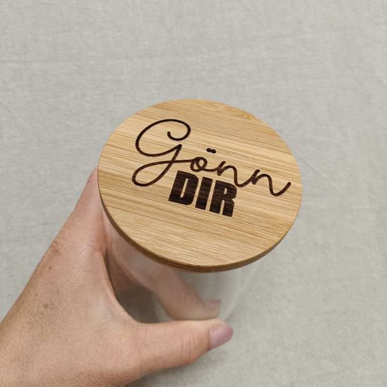 Vorratsglas aus Glas mit graviertem Holzdeckel – auf dem Deckel steht 'Gönn dir', liebevoll personalisiert.