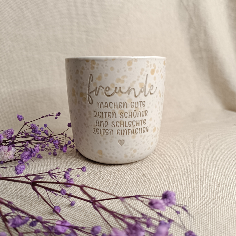 Weißer Freundschaftsbecher mit Spruch „Freunde machen gute Zeiten schöner und schlechte Zeiten einfacher“. Ideales Geschenk für Freunde