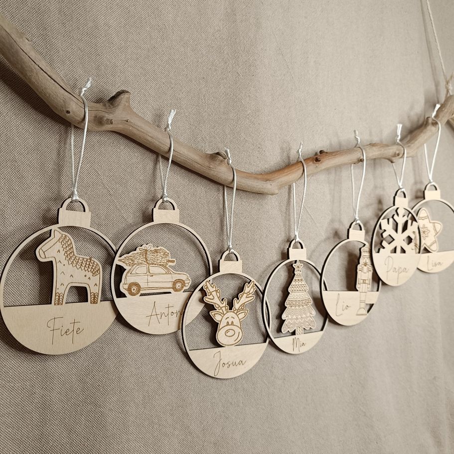 Holzanhänger mit gravierten Weihnachtsmotiven und personalisierbarer Namensgravur – ideal als individuelles Weihnachtsgeschenk