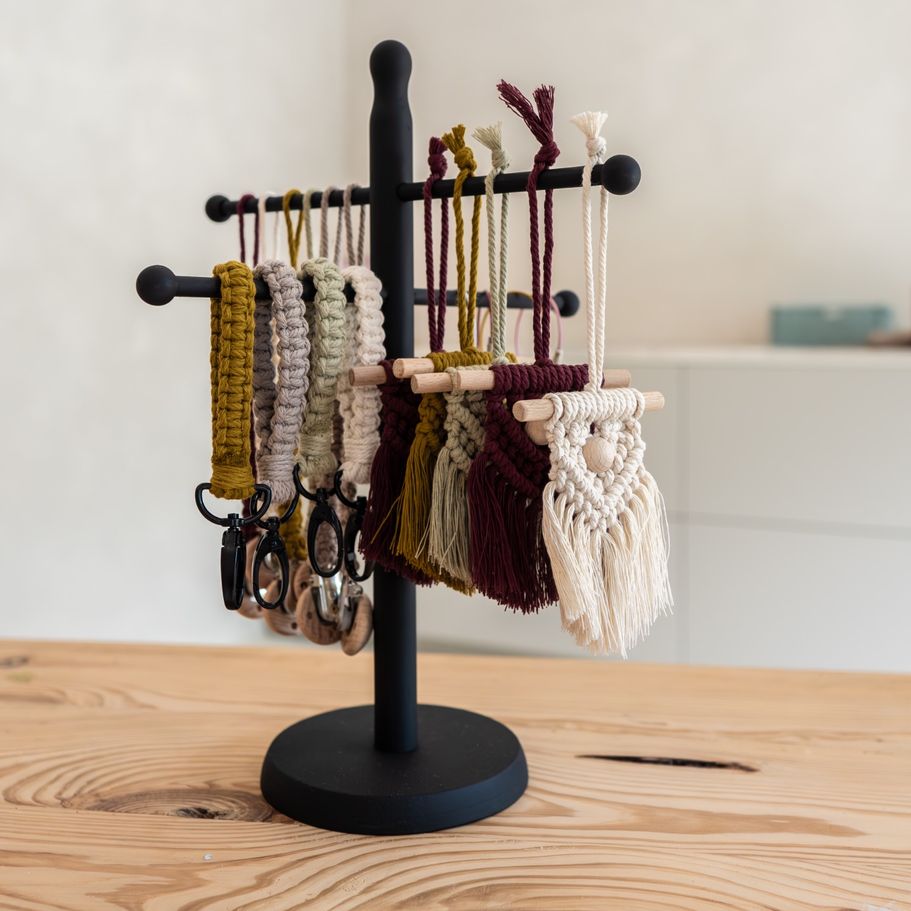 Foto von handgemachten Makramee-Produkten: Schlüsselanhänger, kleine Aufhänge-Dekorationen und Schnullerketten.