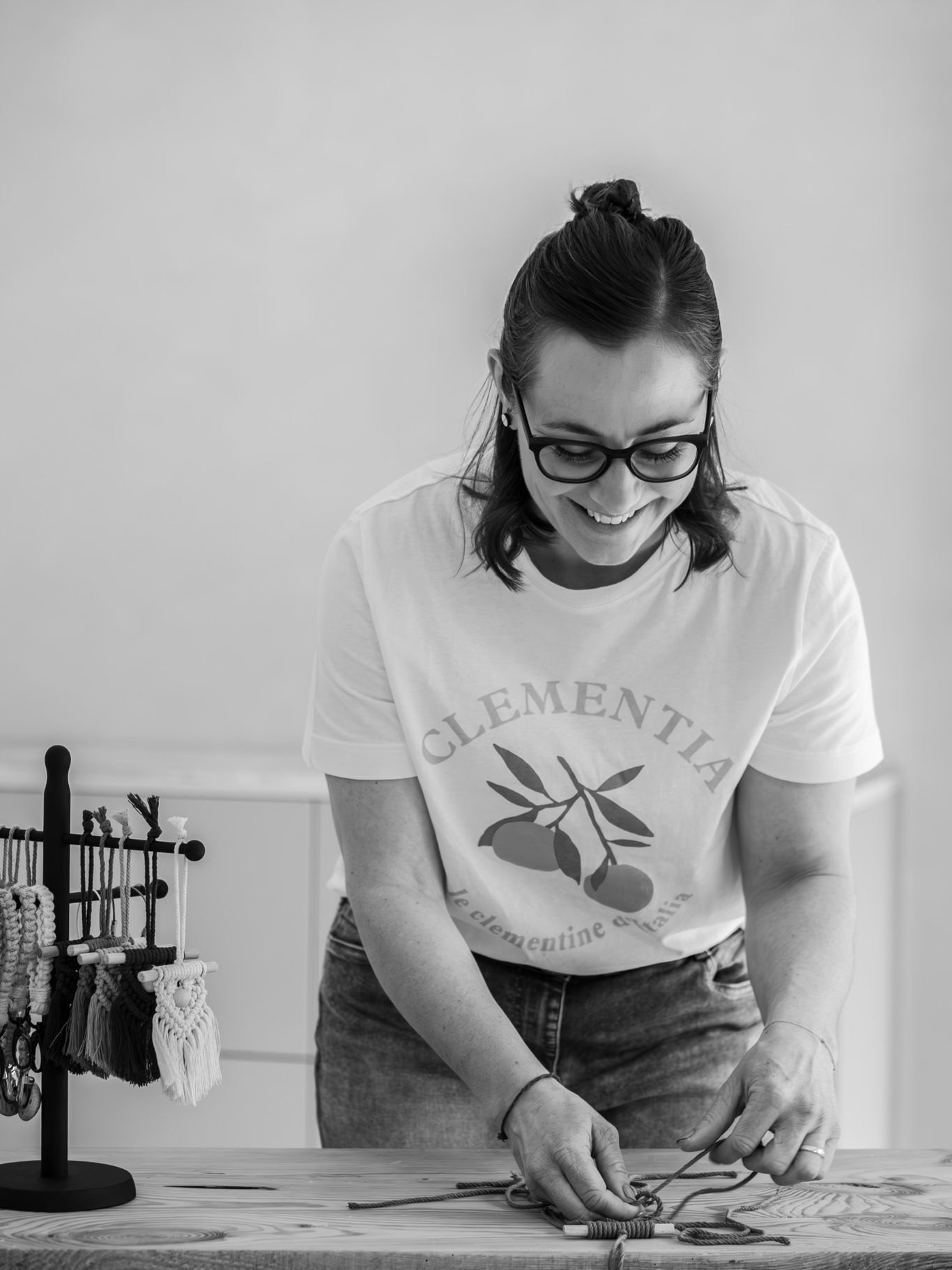 Kati, Inhaberin, bei der Herstellung handgemachter personalisierter Geschenke in ihrer Werkstatt.