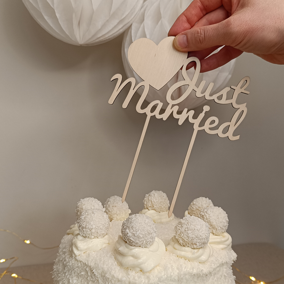 Holz-Caketopper „Just Married“ mit Herz wird in Torte gesteckt