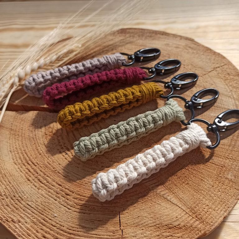 Handgemachter Schlüsselanhänger aus Makrameegarn in verschiedenen Farben 