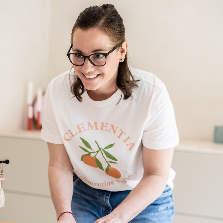 Kati von Per Hand fertigt personalisierte Geschenke an der Werkbank.