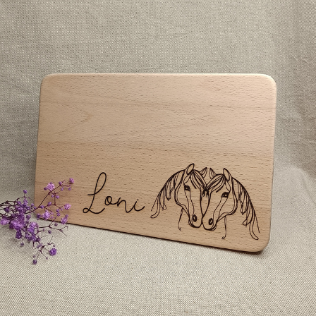 Graviertes Frühstücksbrett aus Buchenholz mit Pferdegravur und Namensdesign – personalisiertes Geschenk zu Weihnachten für Pferdeliebhaber.