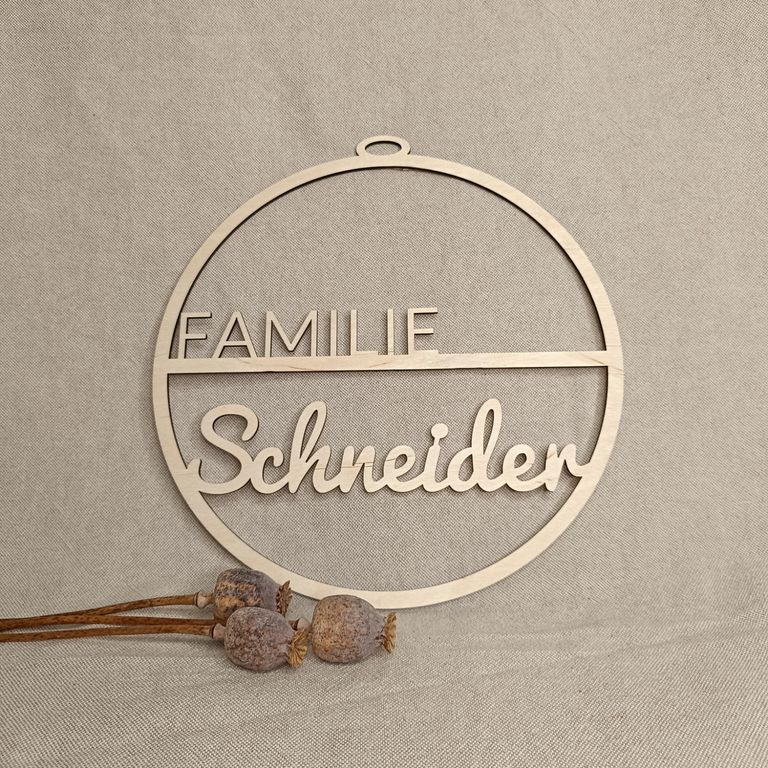 Handgefertigter Holz-Türkranz mit individuellem Schriftzug ‚Familie Schneider‘, personalisierbar für jeden Namen.