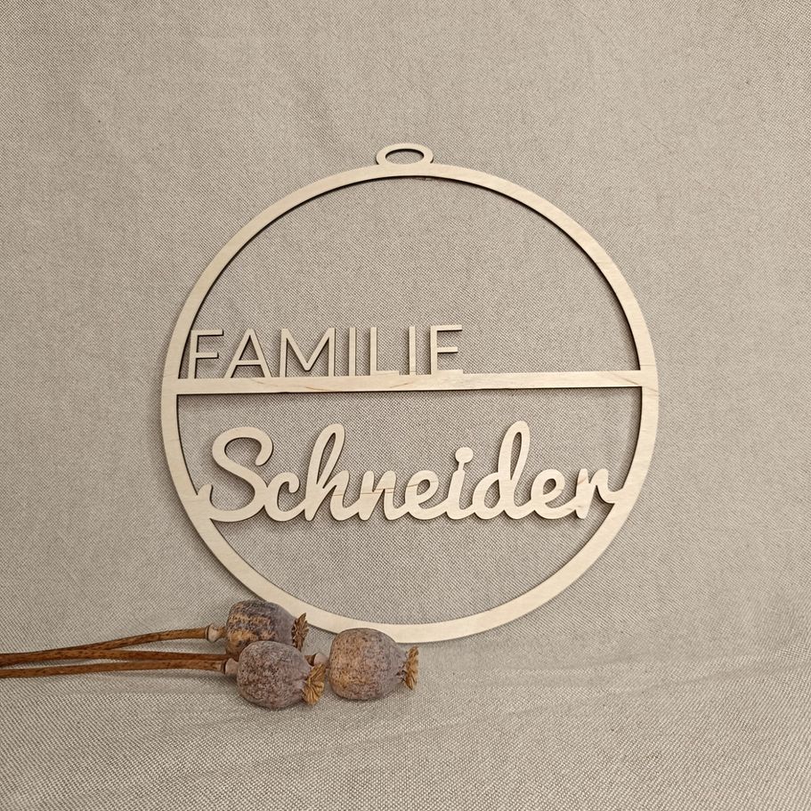 Personalisierter Holzkranz mit Schriftzug „Familie Schneider“