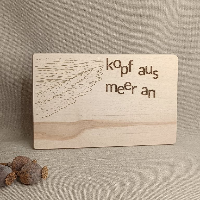 Handgefertigtes Buchenholzbrett mit eingraviertem Schriftzug Kopf aus, Meer an – individuell graviert und liebevoll gestaltet.