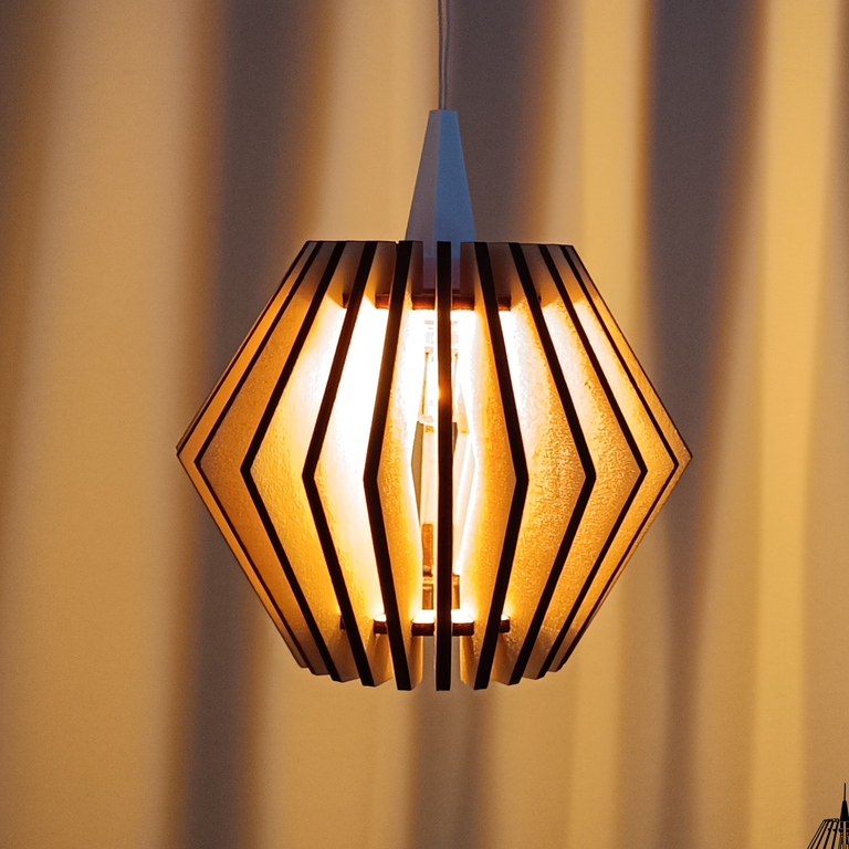 Lampenschirm ‚Edge‘ aus Holz von der Lumiero  -Serie, hängend, mit sichtbarer Maserung und schlichtem Design.