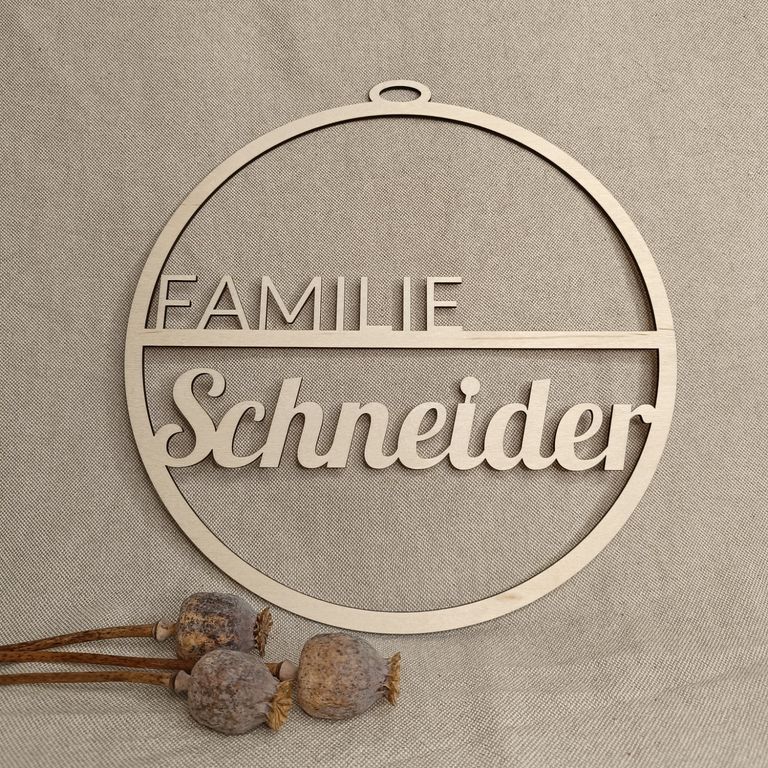 Personalisierter Türkranz aus Holz mit Wunschname – stilvolle Deko für Haustür oder Wand, individuell gestaltbar in verschiedenen 