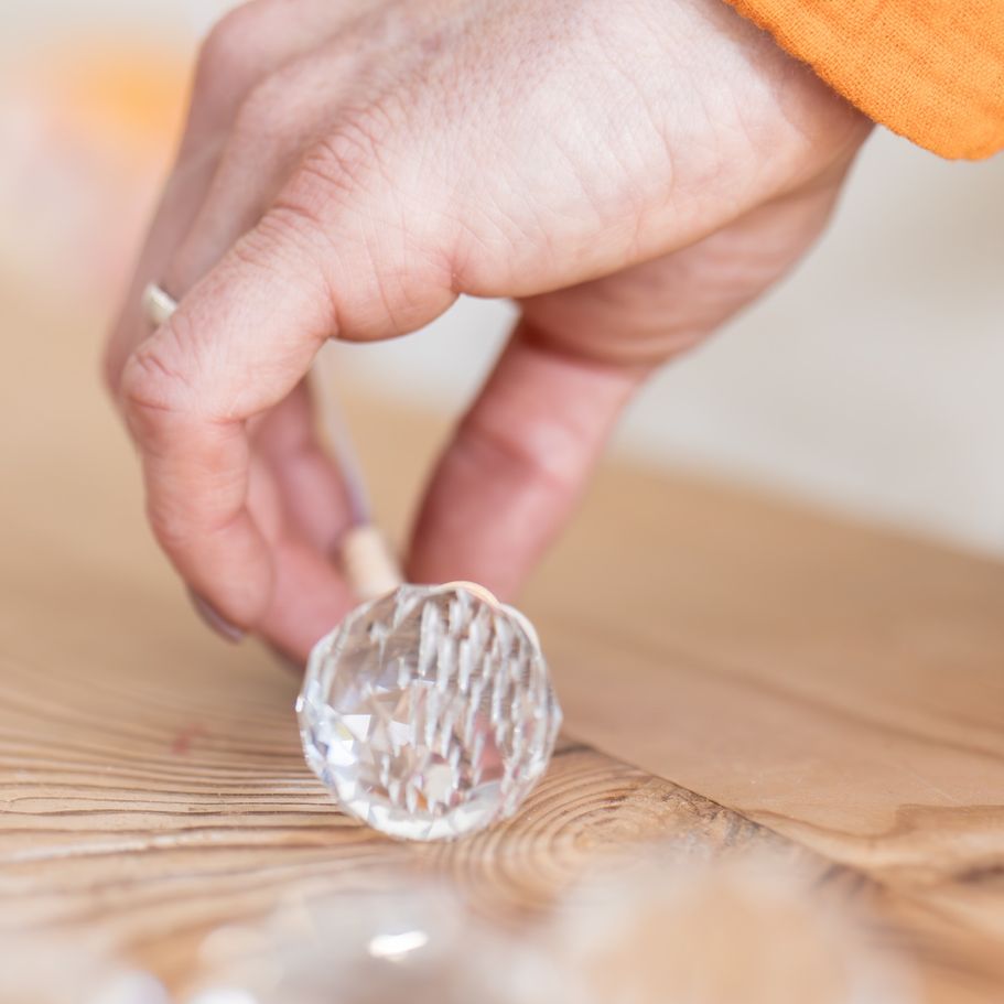 Funkelnder Glaskristall, verwendet zur Anfertigung eines Sonnenfängers