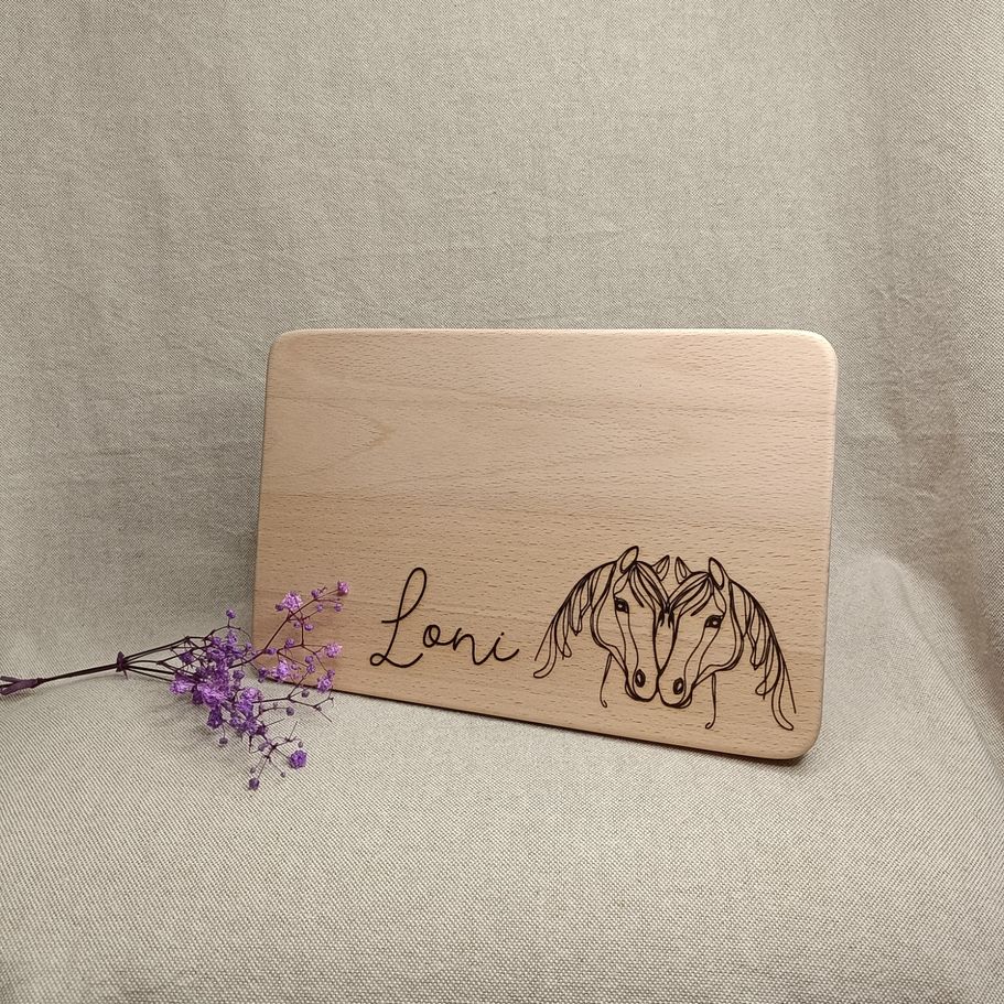 Graviertes Frühstücksbrett aus Buchenholz mit Pferdegravur und Namensdesign – personalisiertes Geschenk zu Weihnachten für Pferdeliebhaber.