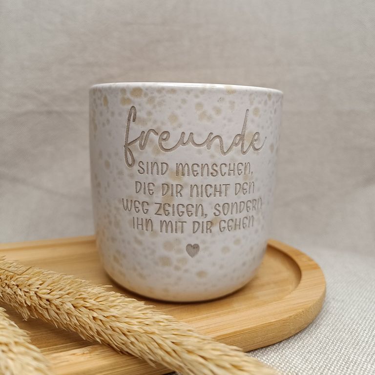 gravierter Becher aus Steingut mit einem persönlichen Spruch 
