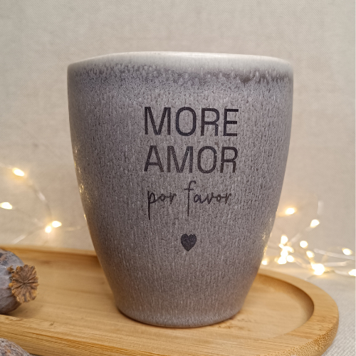 Weißer Freundschaftsbecher mit Spruch „Freunde machen gute Zeiten schöner und schlechte Zeiten einfacher“. Ideales Geschenk für Freunde