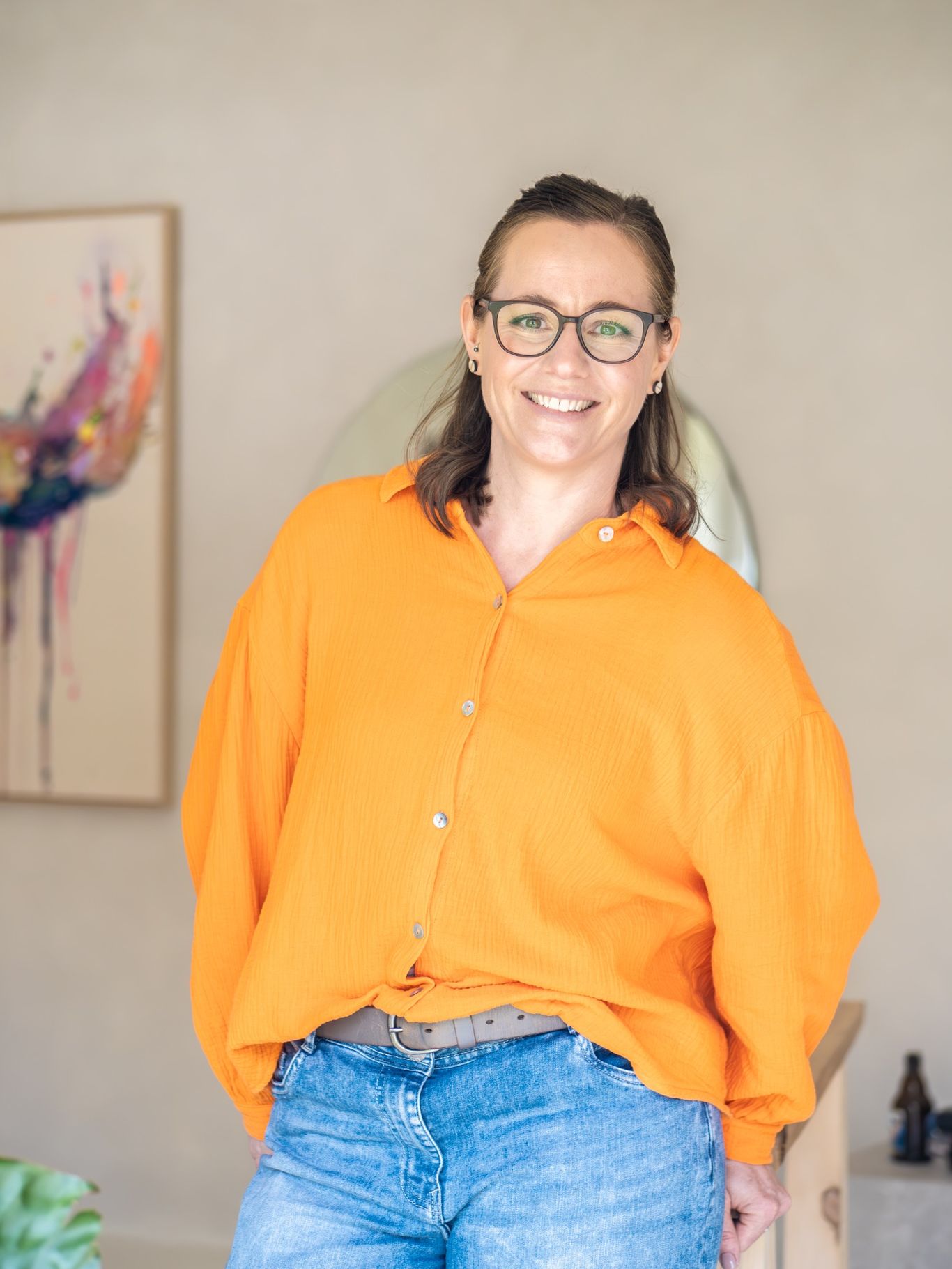 Porträtfoto von Katharina Czajkowski, Inhaberin von Per Hand, lächelnd vor hellem Hintergrund