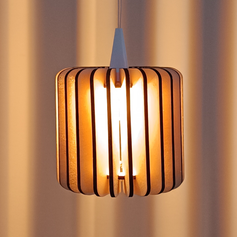 Lumiero Lampenschirm ‚Line‘ aus Holz, hängend, gerades, reduziertes Design.