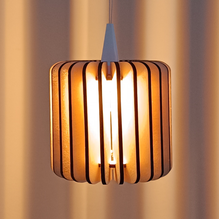 Gesteckter Lumiero Lampenschirm mit modernem, geometrischem Design in warmem Licht.