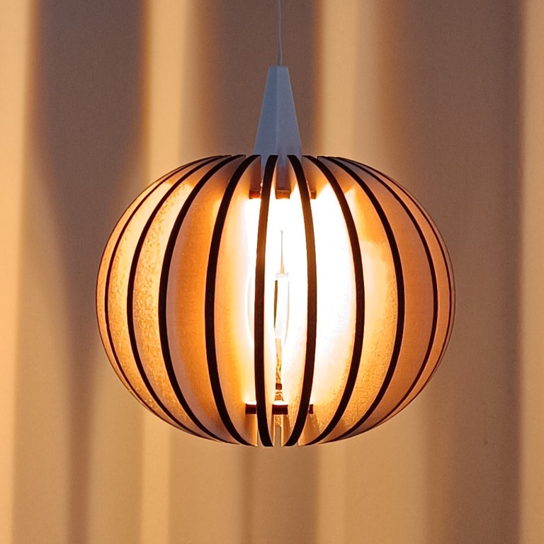 Runder Lampenschirm ‚Orbit‘ aus Holz von der Lumiero-Serie, hängend, schlichtes Design.